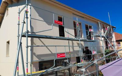 Après avoir réalisé deux façades de sa maison il y a 13 ans, ce client d'Ecothermic a de nouveau fait appel à l'entreprise spécialisée dans l'isolation par l'extérieur pour la rénovation des deux autres côtés de son habitation.