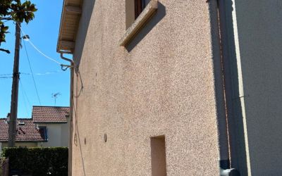 Après avoir réalisé deux façades de sa maison il y a 13 ans, ce client d'Ecothermic a de nouveau fait appel à l'entreprise spécialisée dans l'isolation par l'extérieur pour la rénovation des deux autres côtés de son habitation.