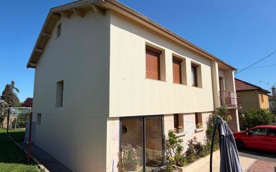 Après avoir réalisé deux façades de sa maison il y a 13 ans, ce client d'Ecothermic a de nouveau fait appel à l'entreprise spécialisée dans l'isolation par l'extérieur pour la rénovation des deux autres côtés de son habitation.