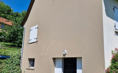 Chantier Ecothermic, spécialiste de l'isolation par l'extérieur dans le Cantal : Saint-Martin Valmeroux. Finition crépi QUARTZ BRUN