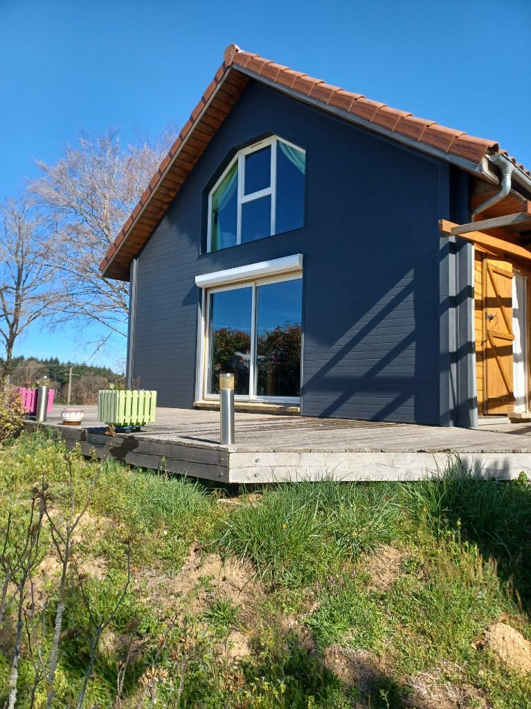 Réalisation d'un bardage thermique à Omps, par l'entreprise Ecothermic basée à Aurillac dans le Cantal