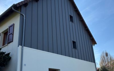 Nouveau chantier d'isolation par l'extérieur terminé à Saint-Mamet-la-Salvetat (15) par l'entreprise Ecothermic basée à Aurillac. Un pignon particulièrement exposé au vent a été entièrement protégé et isolé pour garantir confort et durabilité.