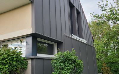 Chantier Ecothermic Cantal : avec la finition joint-debout, notre client aurillacois a obtenu un rendu d'isolation Uniso moderne et atypique !