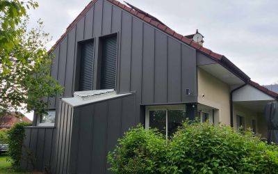 Chantier Ecothermic Cantal : avec la finition joint-debout, notre client aurillacois a obtenu un rendu d'isolation Uniso moderne et atypique !