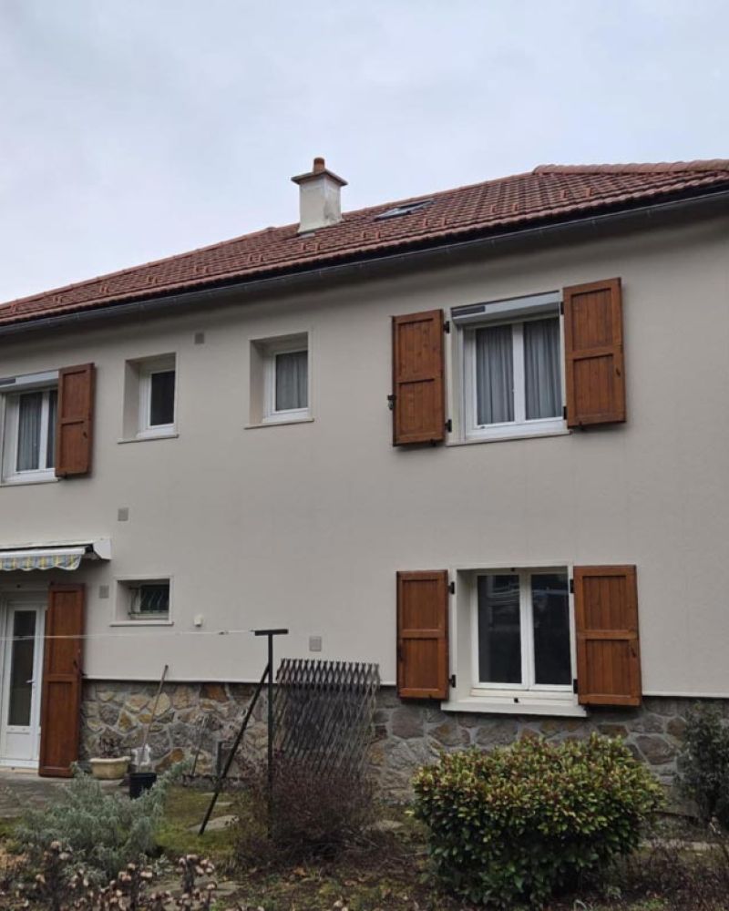 Chantier réalisé par Ecothermic, entreprise d'isolation par l'extérieur, située à Aurillac dans le Cantal.