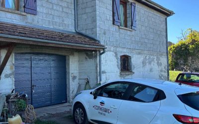 Chantier d'isolation par l'extérieur Ecothermic : une maison entièrement transformée avec une façade au design contemporain.  Finition Uniso bois, coloris marbre rouge.