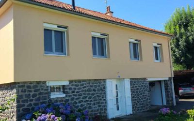 Façade en crépi pose verticale, finition et texture. Coloris : Gneiss orange avec l'isolant mousse polyuréthane 85 mm par Ecothermic.