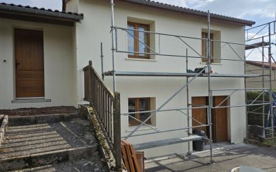 Isolation par l'extérieur d'une maison à Naucelles dans le Cantal par l'équipe d'Ecothermic avec des panneaux finition crépi CRAIE BLANCHE pour la façade avant et BASALTE pour le côté pignon.