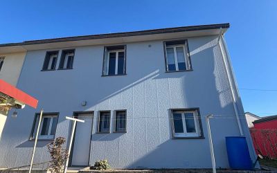 Ecothermic a réalisé les travaux d'isolation par l'extérieur de cette maison mitoyenne à Aurillac : finition crépi Granit Gris, entourage des fenêtres Basalte.