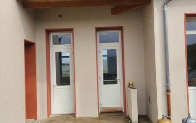 La salle des fêtes a été isolé par l'extérieur par les équipes de l'entreprise d'isolation par l'extérieur Ecothermic dans le Cantal;