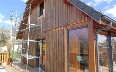 Offrez une seconde vie aux façades de votre chalet avec les panneaux clin en chêne doré