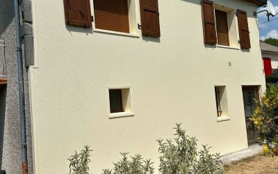 Ecothermic : Isolation par l’extérieur finition crépi tuffeau blond : un résultat à la fois esthétique et performant à Mauriac dans le Cantal