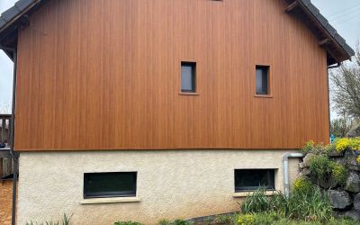 Offrez une seconde vie aux façades de votre chalet avec les panneaux clin en chêne doré