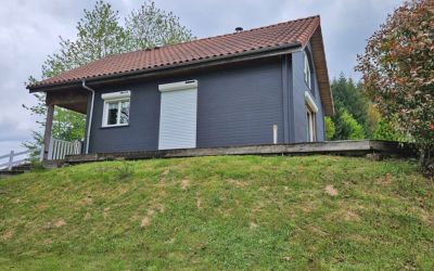 Retrouvez la chaleur d’un chalet sans l’entretien, avec une touche moderne d’ardoise et de marbre rouge. Chantier Ecothermic réalisé à OMPS (Cantal).