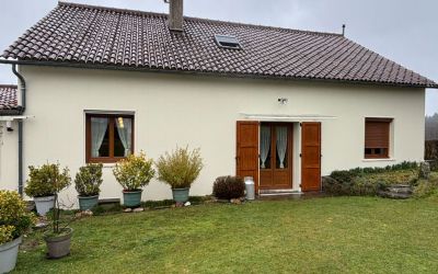 Ecothermic à Cassaniouze : travaux d’isolation thermique par l’extérieur, finition crépi, teinte Craie Blanche.