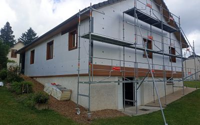 Nouvelle réalisation de l'entreprise Ecothermic : la pose d'un bardage isolant à Egletons.