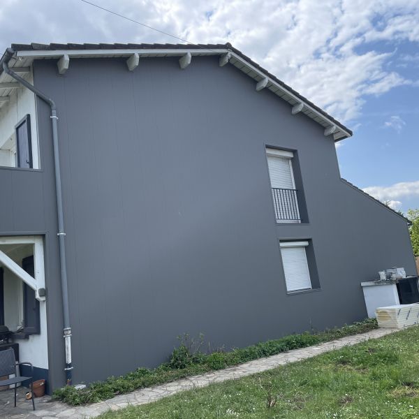 Habillage de façade à Aurillac (15000) par l'entreprise Ecothermic, spécialisée dans l'isolation par l'extérieur.