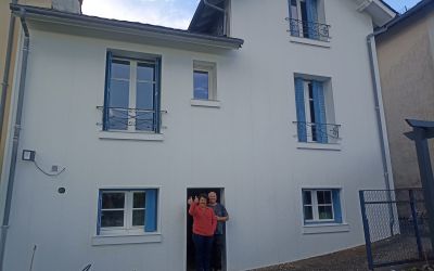 A Aurillac, Ecothermic a isolé une maison par la pose verticale de 85 mm ; les clients ont choisi un aspect crépi, couleur platine.
