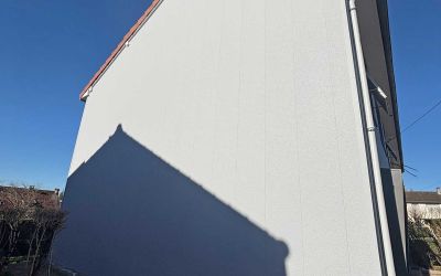 Ecothermic a réalisé les travaux d'isolation par l'extérieur de cette maison mitoyenne à Aurillac : finition crépi Granit Gris, entourage des fenêtres Basalte.