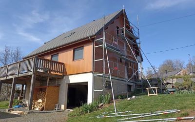 Offrez une seconde vie aux façades de votre chalet avec les panneaux clin en chêne doré