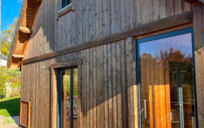 Offrez une seconde vie aux façades de votre chalet avec les panneaux clin en chêne doré