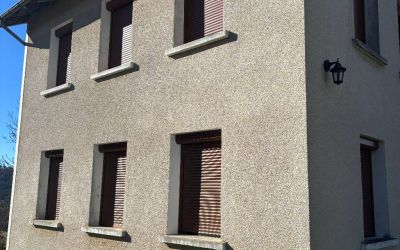 Un nouveau chantier d'isolation par l'extérieur a été réalisé à Junhac dans le Cantal (15120) par l'entreprise spécialisé Ecothermic. Voici l'avis des clients.
