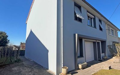 Ecothermic a réalisé les travaux d'isolation par l'extérieur de cette maison mitoyenne à Aurillac : finition crépi Granit Gris, entourage des fenêtres Basalte.