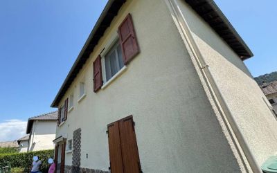 Ecothermic à vic sur cère dans le Cantal : Isolation par l’extérieur 85 mm, finition crépi érable blond. Un résultat à la fois esthétique et performant