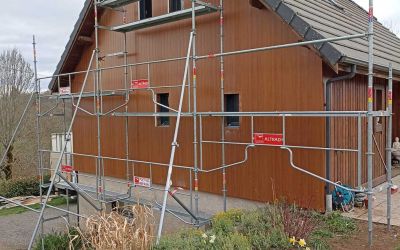 Offrez une seconde vie aux façades de votre chalet avec les panneaux clin en chêne doré