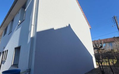 Avis clients Ecothermic : travaux d'isolation par l'extérieur de cette maison mitoyenne à Aurillac : finition crépi Granit Gris, entourage des fenêtres Basalte.