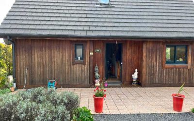 Offrez une seconde vie aux façades de votre chalet avec les panneaux clin en chêne doré