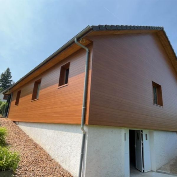Habillage de façade à Egletons (19300) par l'entreprise Ecothermic, spécialisée dans l'isolation par l'extérieur.