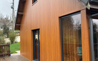 Offrez une seconde vie aux façades de votre chalet avec les panneaux clin en chêne doré