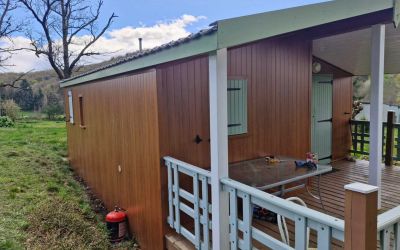 L'équipe d'Ecothermic a réalisé le bardage d'un chalet à Ladinhac dans le Cantal. Une finition en clin, couleur chêne doré qui apporte une touche chaleureuse et élégante !