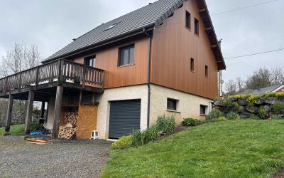 Offrez une seconde vie aux façades de votre chalet avec les panneaux clin en chêne doré