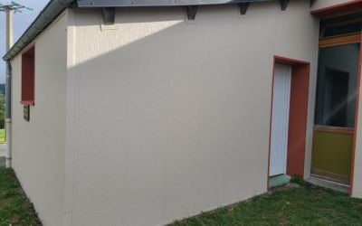 Après avoir réalisé le Presbytère et la Mairie, Ecothermic a isolé la salle polyvalente de la commune de rageade.