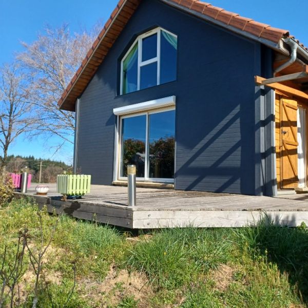Habillage de façade à Omps (15290) par l'entreprise Ecothermic, spécialisée dans l'isolation par l'extérieur.