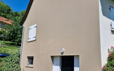 Chantier Ecothermic, spécialiste de l'isolation par l'extérieur dans le Cantal : Saint-Martin Valmeroux. Finition crépi QUARTZ BRUN