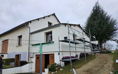 A Cassaniouze dans le Cantal,  isolation par l'extérieur réalisée par Ecothermic : finition : Crépi. Couleur : Craie Blanche
