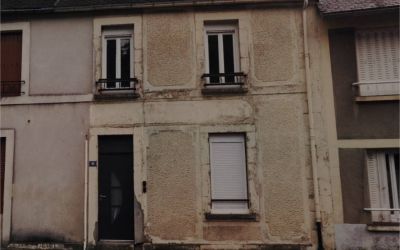 Photo d'une habitation à la Bourboule dans le Puy de Dome avant son ravalement par la pose de panneaux UNISO d'Ecothermic.