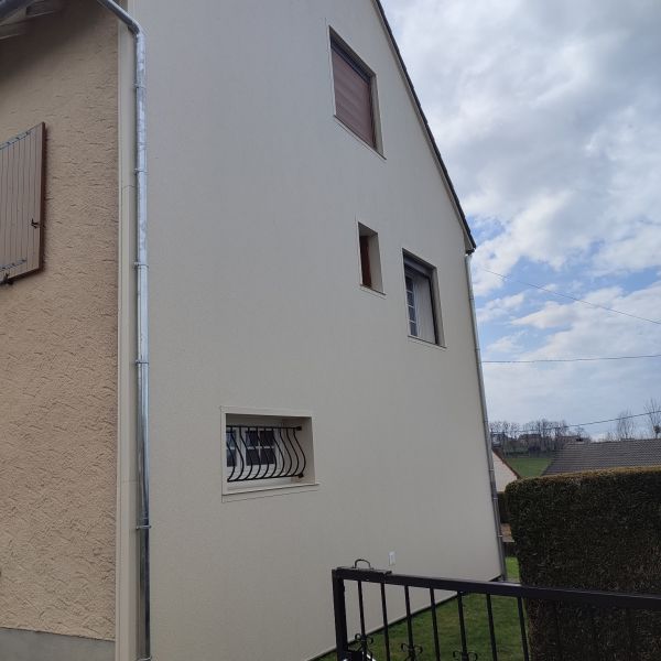 Habillage de façade à Lafeuillade en Vézie (15130) par l'entreprise Ecothermic, spécialisée dans l'isolation par l'extérieur.