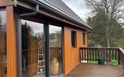 Ecothermic Aurillac Cantal : Offrez une seconde vie aux façades de votre chalet avec les panneaux clin en chêne doré uniso
