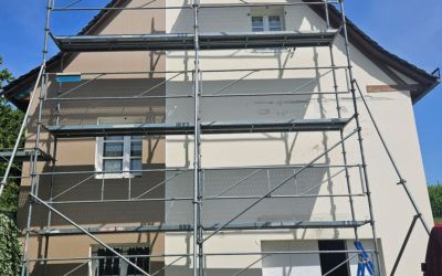 Chantier Ecothermic, spécialiste de l'isolation par l'extérieur dans le Cantal : Saint-Martin Valmeroux. Finition crépi QUARTZ BRUN