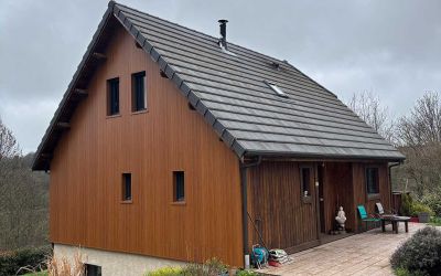 Offrez une seconde vie aux façades de votre chalet avec les panneaux clin en chêne doré