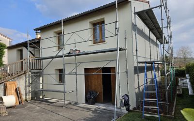 Isolation par l'extérieur d'une maison à Naucelles dans le Cantal par l'équipe d'Ecothermic avec des panneaux finition crépi CRAIE BLANCHE pour la façade avant et BASALTE pour le côté pignon.